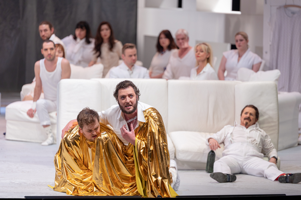 James Edgar Knight (i midten) der også synger rollen som Manolios i Den Jyske Operas opsætning af The Greek Passion