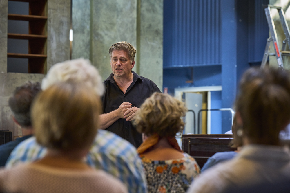 Operachef og instruktør Philipp Kochheim introducerer til Ravnen